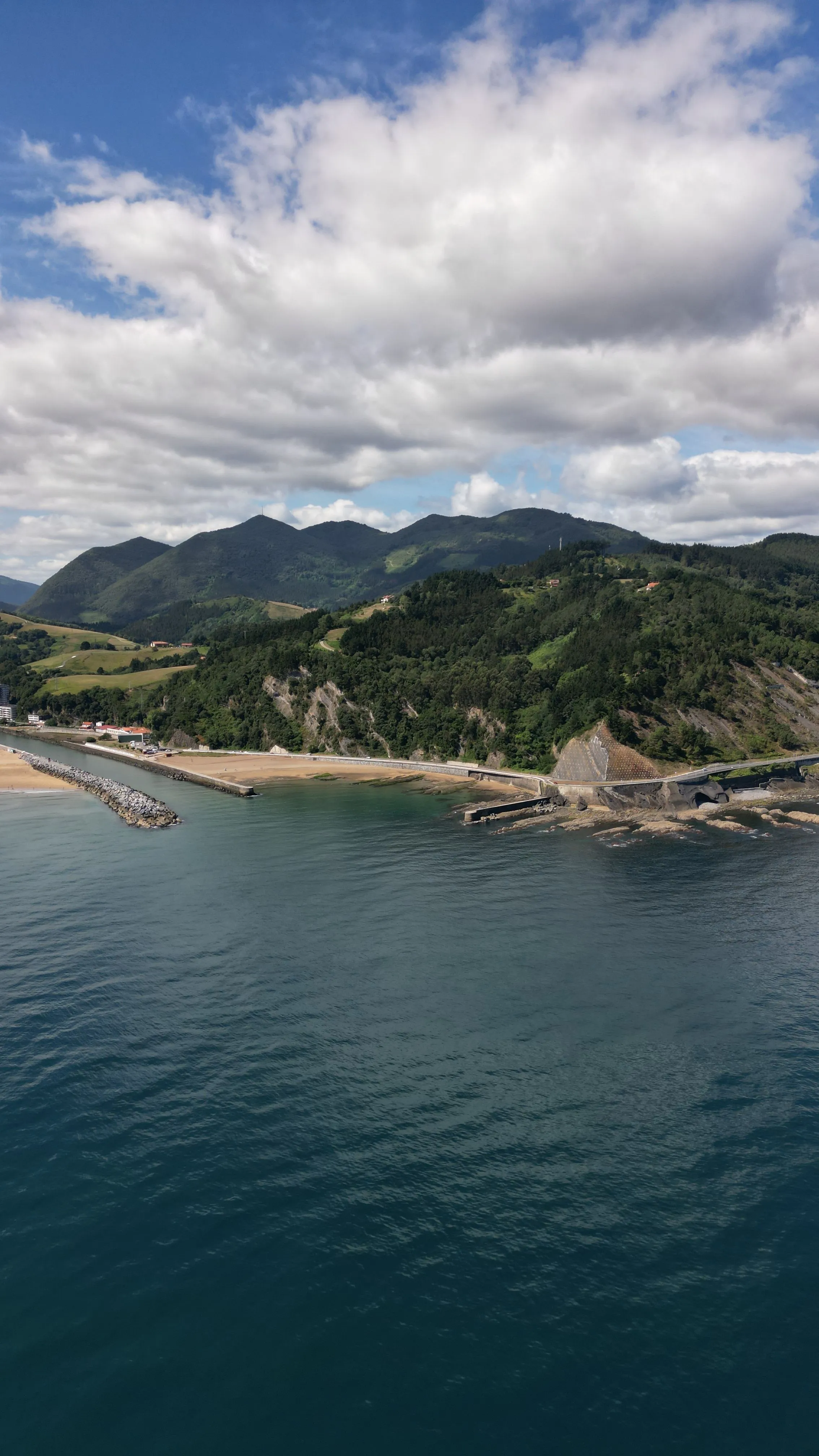 Vistas a la ría de Urdaibai y los montes de Busturia desde la terraza